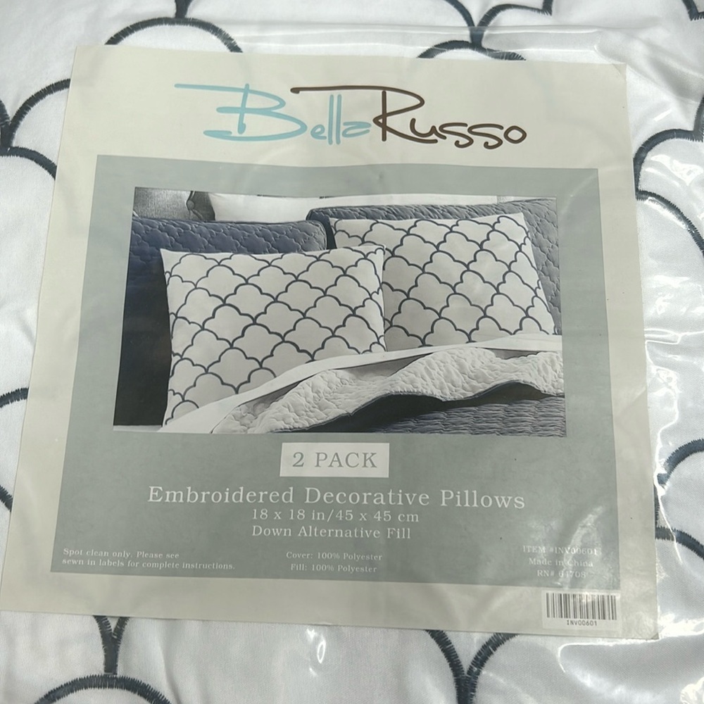 NEW Bella Russo Decorative Pillows 2 PC 18”x18” White/Navy Scallop Embroidery
